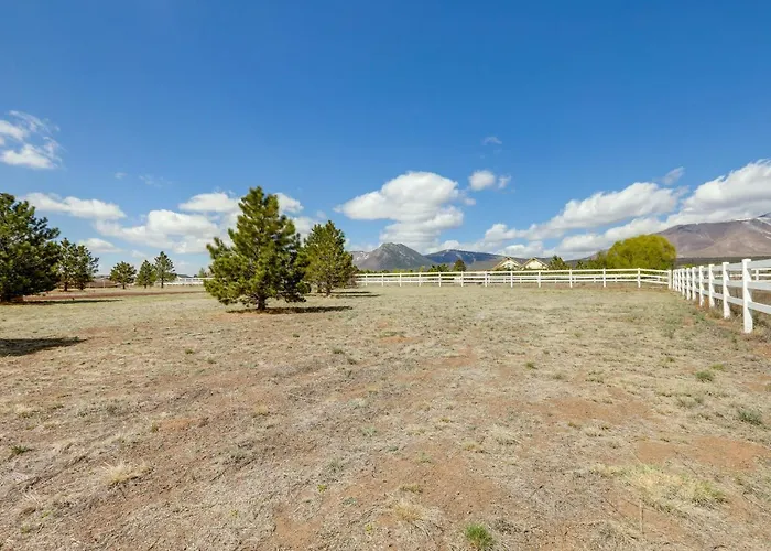 Flagstaff W/ Hot Tub & Mountain Views Holiday home